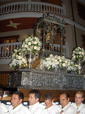 Señor de las Tres Marías procesionando a hombros de los vecinos de Zafarraya